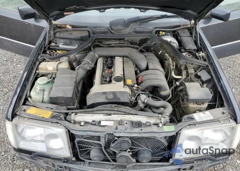 1994 Mercedes-Benz E 320 z USA, uszkodzony, nr VIN WDBEA32E7RC131899